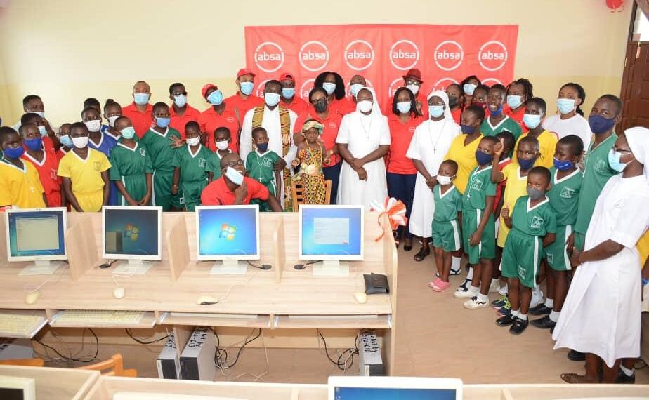 A group picture of Absa employees, school authorities and students