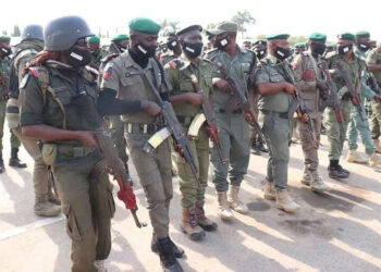 13 officers policemen shoot dead