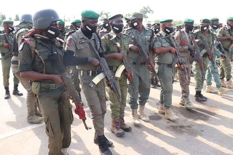 13 officers policemen shoot dead