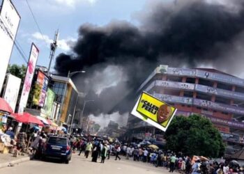 Photos: Fire outbreak in a building at Makola