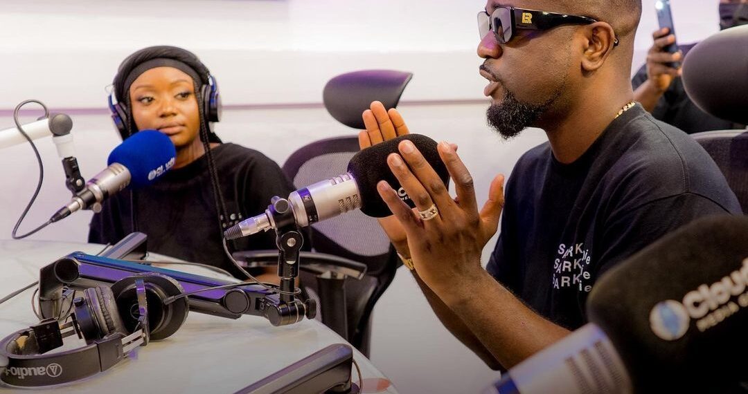 Relax during foreign interviews to avoid goofing – Ghanaian presenter advises Sarkodie