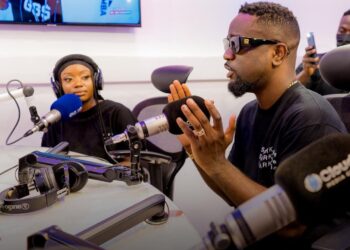 Relax during foreign interviews to avoid goofing – Ghanaian presenter advises Sarkodie