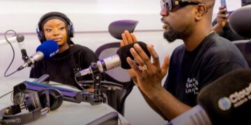 Relax during foreign interviews to avoid goofing – Ghanaian presenter advises Sarkodie