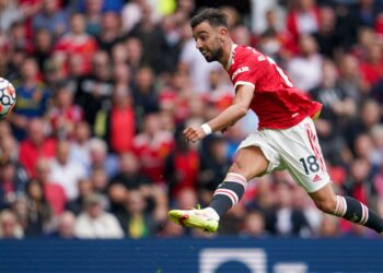 Premier League: Fernandes hat-trick as Man United thrash Leeds