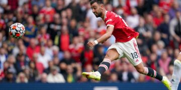 Premier League: Fernandes hat-trick as Man United thrash Leeds