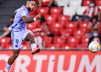 Depay equalizer sends Barcelona top despite late red card