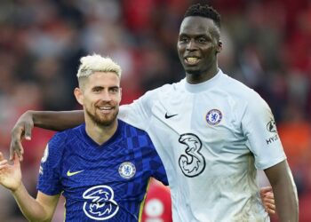 Ten-man Chelsea hold on for point at Liverpool