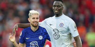 Ten-man Chelsea hold on for point at Liverpool