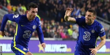 Chelsea beat Brentford to go top of Premier League