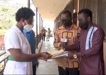 e.TV Ghana’s Nana Yaw Odame pays outstanding bills for patients in three wards at the Mamobi Polyclinic