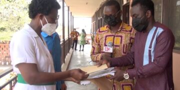 e.TV Ghana’s Nana Yaw Odame pays outstanding bills for patients in three wards at the Mamobi Polyclinic