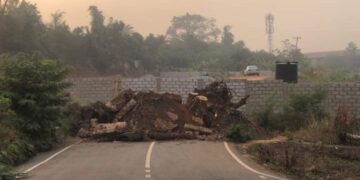 A/R: Developer destroys asphalted road to erect wall