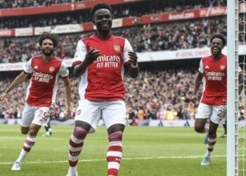 Arsenal beat Man United to boost top-four hopes
