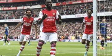 Arsenal beat Man United to boost top-four hopes