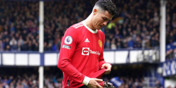 Manchester United investigating Cristiano Ronaldo fan incident following Everton defeat