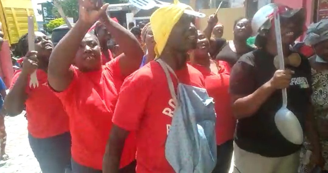 Video: School Feeding Caterers’ besiege Happy FM premises to demonstrate over arrears
