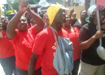 Video: School Feeding Caterers’ besiege Happy FM premises to demonstrate over arrears
