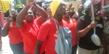 Video: School Feeding Caterers’ besiege Happy FM premises to demonstrate over arrears