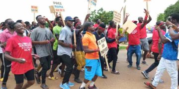Video: Irate Navrongo Youth demonstrate over uncompleted stadium