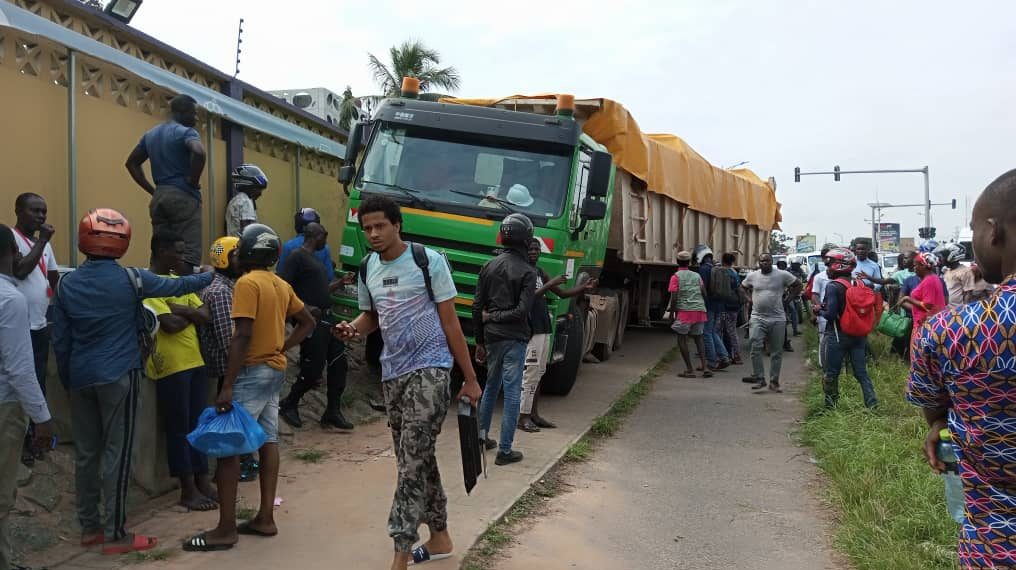 Video: Tipper truck crashes into Standard Authority building at Shiashie
