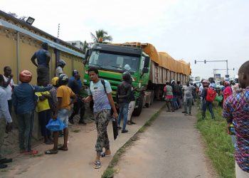 Video: Tipper truck crashes into Standard Authority building at Shiashie