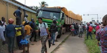 Video: Tipper truck crashes into Standard Authority building at Shiashie
