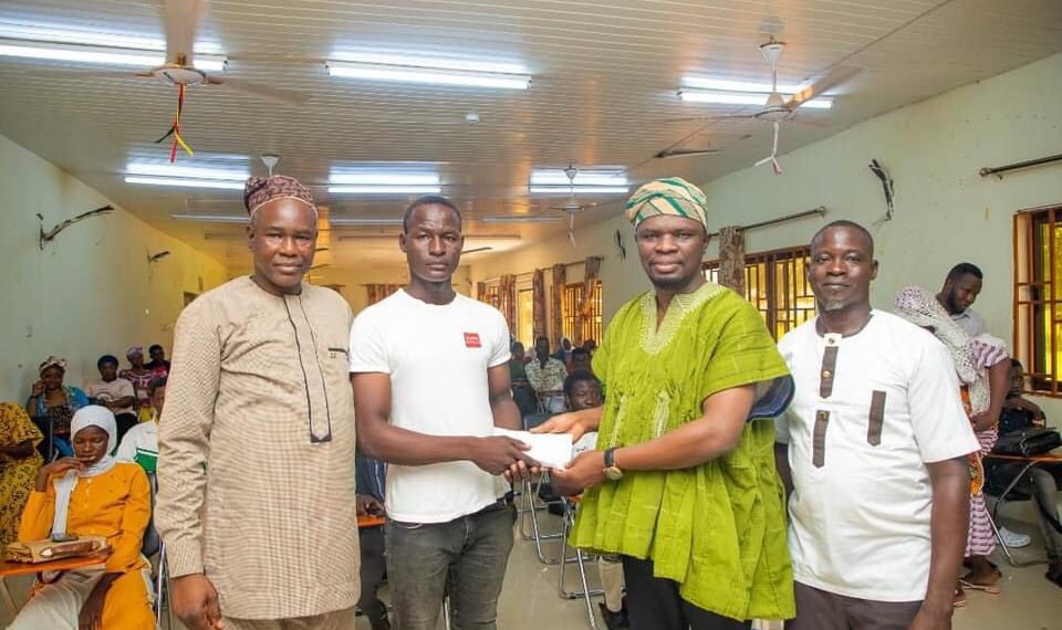 Yagaba/Kubori MP Mustapha Ussif gives educational scholarship to 200 students