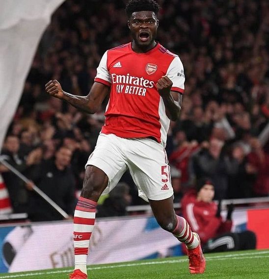 Premier League: Arsenal beat 10-man Tottenham to go four clear
