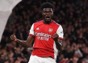 Premier League: Arsenal beat 10-man Tottenham to go four clear
