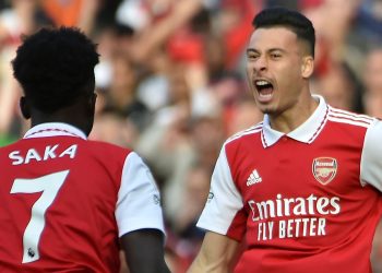 Arsenal beat Liverpool to go top of Premier League