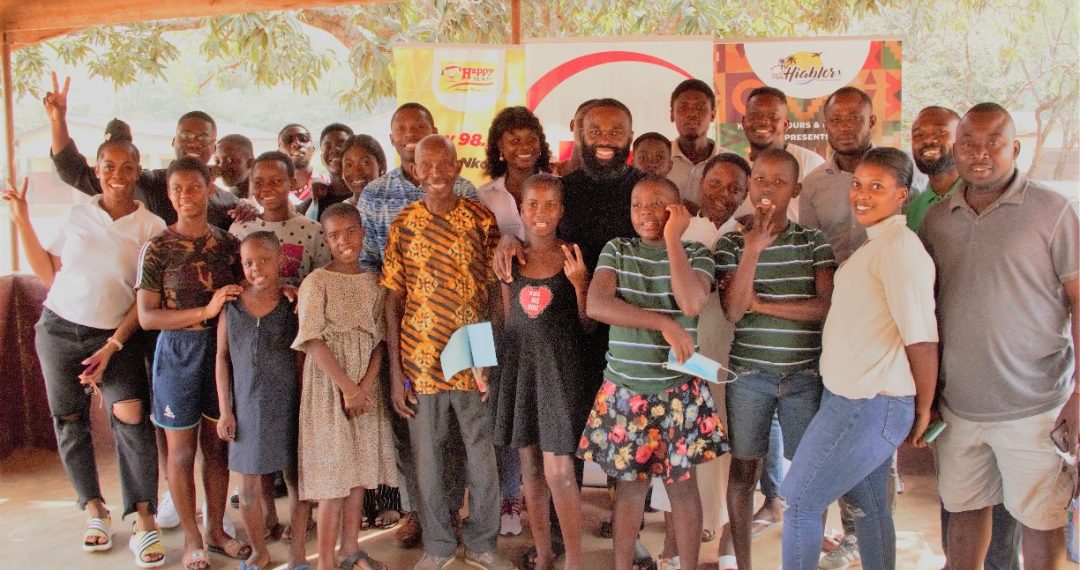 Hiablor Tours, Happy 98.9 FM and YFM dine with children from the Frafraha Foster Home