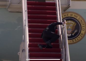 WATCH: Biden falls while boarding Air Force One, netizens question his ‘health’