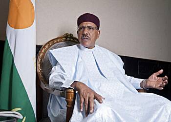 Security guards hold Niger President hostage in presidential palace