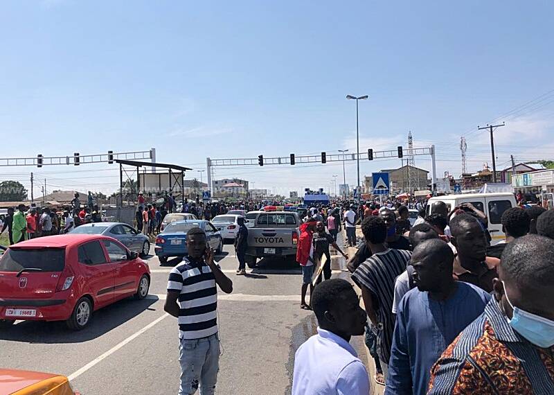 Faulty Traffic Lights: Residents clash with Police over Banyard-Awoshie highway block