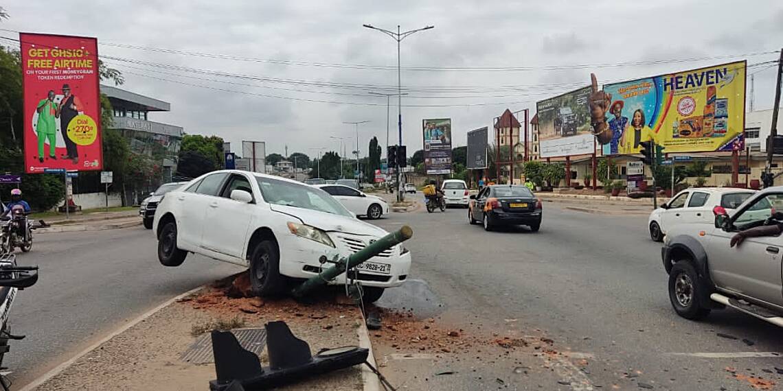 #FixTheTrafficLights: Damaged traffic light at Kanda Highway causes accident