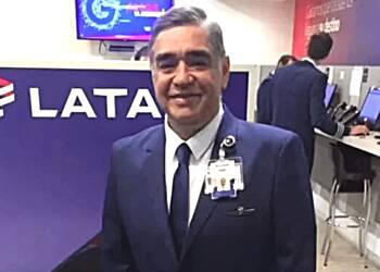 Pilot dies in bathroom of plane with 271 passengers onboard while flying