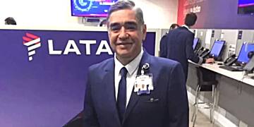 Pilot dies in bathroom of plane with 271 passengers onboard while flying