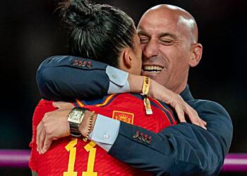 Spanish FA president Luis Rubiales refuses to resign