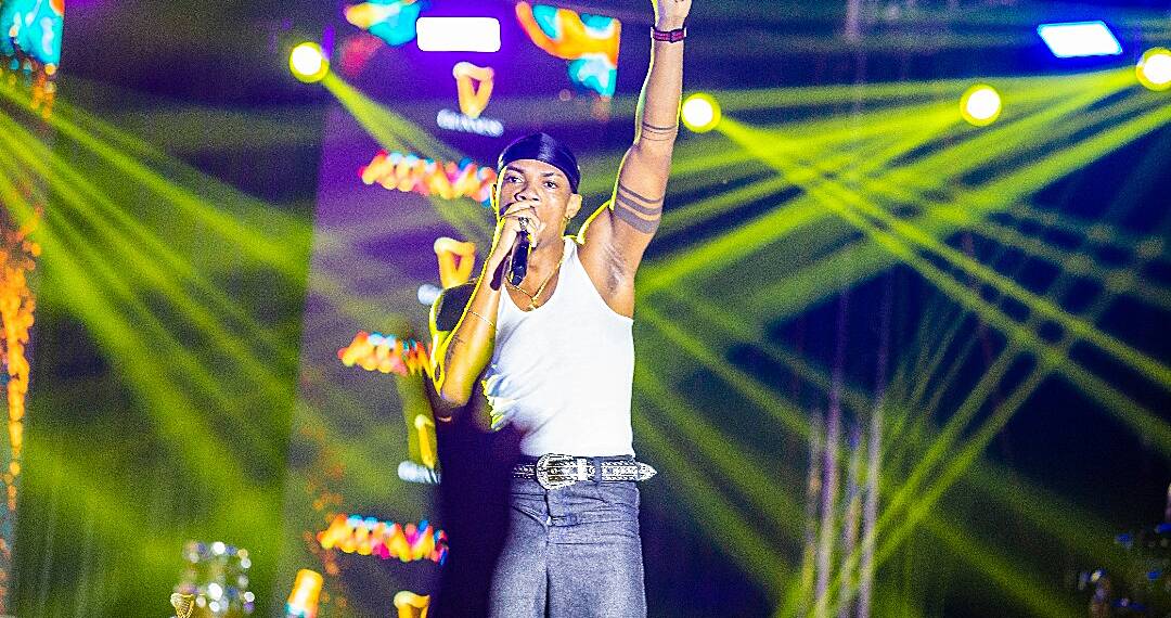 Kidi, Camidoh, and More thrill at Guinness Accravaganza 2023 The Untamed Empire was set ablaze with a fervour that only the Guinness Accravaganza could ignite. It unfolded as a magnificent symphony, weaving together the realms of art, music, food, football and fashion into a captivating experience. The event aimed to celebrate and ignite the creative talents spanning various domains to enhance the cultural richness and creative excellence of Ghana. The Guinness Accravaganza is also in line with Guinness’ core belief that ‘Black Shines Brightest’ in every exciting facet in the life of Ghanaian consumers of this much-loved beer. The evening was primed with a collective mural experience, EPL live matches, Paint and Sip and back to back music with DJ performances. Niashun, whose soulful voice resonated through the crowd set the tone for an unforgettable journey through music. Lali x Lola followed, their harmonious duets weaving a spellbinding narrative that captivated every soul present. Their voices painted vivid emotions, intertwining with the rhythm of the night. The crowd's energy surged with DJ Lord with the genius touch of Kojo Manuel. They worked their magic on the turntables, curating a playlist that transcended genres. From the infectious beats of Afrobeats to the nostalgia of 90s Pop, every note and rhythm was meticulously chosen to keep the audience on their feet, dancing and grooving in unison. Incredible Zigi and his crew left the audience in a state of awe with their electrifying moves. Each step, each leap, and each twist told a story of passion and dedication. The crescendo of the night was reached when the major artists graced the stage. First, it was Maya Blue, whose powerful vocals and stage presence commanded attention. Her performance was a mesmerizing fusion of art and emotion, leaving the crowd breathless in her wake. Ayigbe Edem, a true legend in Ghanaian music, followed suit, bringing his unique blend of traditional and contemporary sounds. The Accravaganzas reveled in the rich tapestry of his music, connecting with the deep-rooted cultural beats that pulsed through each note. Lyrical Vibes took the stage, delivering lyrical poetry that transcended words. Her verses were not just songs; they were stories, tales of life, love, and the human experience, leaving a profound impact on the audience. Camidoh, with his signature style, took the crowd on a journey through his hits, weaving stories of love and passion. His energetic performance had everyone singing along, creating an atmosphere of unity and celebration. And then, the night reached its zenith as Kidi, one of Ghana's most beloved artists, stepped into the spotlight. The roar of the crowd was deafening as he launched into his chart-topping hits. The energy was palpable, and Accra seemed to vibrate with the collective euphoria of the Accravaganzas. Kidi's artistry and charisma were on full display, and his performance was nothing short of spectacular. In the end, it was an evening where artiste performances had painted the canvas of the night with strokes of brilliance, leaving an indelible mark on the hearts of Accravaganzas and ensuring that the Guinness Accravaganza would be a celebration of artistry like no other for December 2023 and years to come.