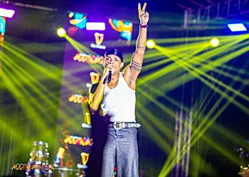 Kidi, Camidoh, and More thrill at Guinness Accravaganza 2023 The Untamed Empire was set ablaze with a fervour that only the Guinness Accravaganza could ignite. It unfolded as a magnificent symphony, weaving together the realms of art, music, food, football and fashion into a captivating experience. The event aimed to celebrate and ignite the creative talents spanning various domains to enhance the cultural richness and creative excellence of Ghana. The Guinness Accravaganza is also in line with Guinness’ core belief that ‘Black Shines Brightest’ in every exciting facet in the life of Ghanaian consumers of this much-loved beer. The evening was primed with a collective mural experience, EPL live matches, Paint and Sip and back to back music with DJ performances. Niashun, whose soulful voice resonated through the crowd set the tone for an unforgettable journey through music. Lali x Lola followed, their harmonious duets weaving a spellbinding narrative that captivated every soul present. Their voices painted vivid emotions, intertwining with the rhythm of the night. The crowd's energy surged with DJ Lord with the genius touch of Kojo Manuel. They worked their magic on the turntables, curating a playlist that transcended genres. From the infectious beats of Afrobeats to the nostalgia of 90s Pop, every note and rhythm was meticulously chosen to keep the audience on their feet, dancing and grooving in unison. Incredible Zigi and his crew left the audience in a state of awe with their electrifying moves. Each step, each leap, and each twist told a story of passion and dedication. The crescendo of the night was reached when the major artists graced the stage. First, it was Maya Blue, whose powerful vocals and stage presence commanded attention. Her performance was a mesmerizing fusion of art and emotion, leaving the crowd breathless in her wake. Ayigbe Edem, a true legend in Ghanaian music, followed suit, bringing his unique blend of traditional and contemporary sounds. The Accravaganzas reveled in the rich tapestry of his music, connecting with the deep-rooted cultural beats that pulsed through each note. Lyrical Vibes took the stage, delivering lyrical poetry that transcended words. Her verses were not just songs; they were stories, tales of life, love, and the human experience, leaving a profound impact on the audience. Camidoh, with his signature style, took the crowd on a journey through his hits, weaving stories of love and passion. His energetic performance had everyone singing along, creating an atmosphere of unity and celebration. And then, the night reached its zenith as Kidi, one of Ghana's most beloved artists, stepped into the spotlight. The roar of the crowd was deafening as he launched into his chart-topping hits. The energy was palpable, and Accra seemed to vibrate with the collective euphoria of the Accravaganzas. Kidi's artistry and charisma were on full display, and his performance was nothing short of spectacular. In the end, it was an evening where artiste performances had painted the canvas of the night with strokes of brilliance, leaving an indelible mark on the hearts of Accravaganzas and ensuring that the Guinness Accravaganza would be a celebration of artistry like no other for December 2023 and years to come.