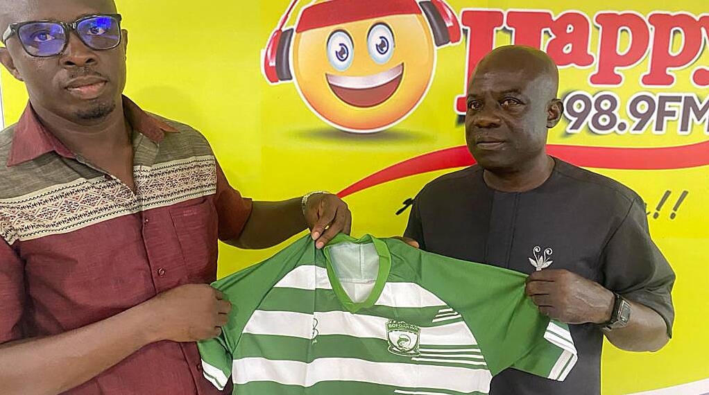 GPL side Bofoakwa Tano donate replica jersey to Happy FM’s Odiasempa Kwame Oware