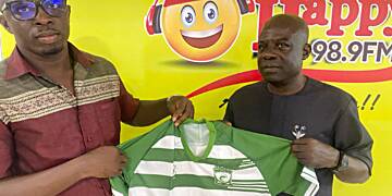 GPL side Bofoakwa Tano donate replica jersey to Happy FM’s Odiasempa Kwame Oware