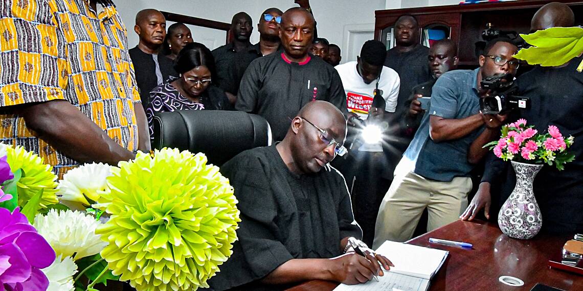 Bawumia offers condolences to John Kumah's family and signs condolence book