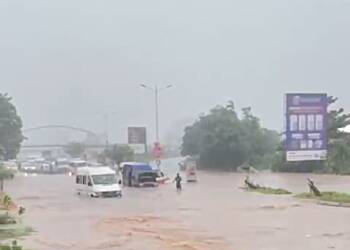 Watch: Airport – Legon road flooding; route declared unsafe