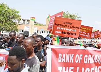 Locked-up investment holders begin protest at the Ministry of Finance