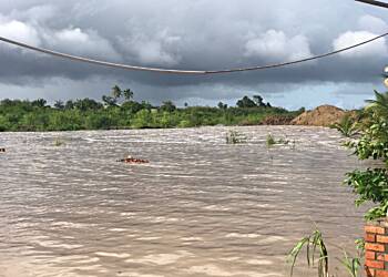Traditional leaders pour libation to pacify gods over Okyereko flooding