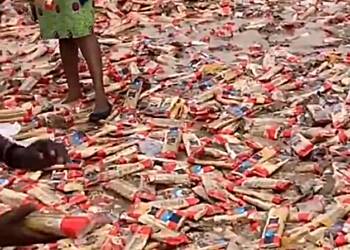 Rush for spaghetti on Amasaman-Nsawam Highway