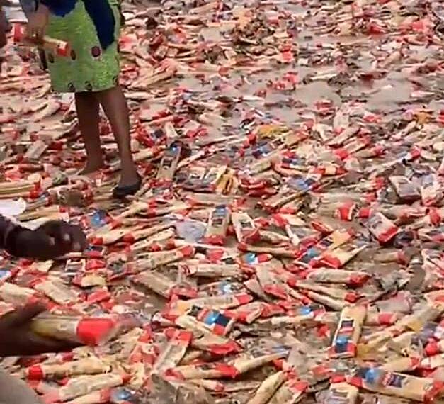 Rush for spaghetti on Amasaman-Nsawam Highway