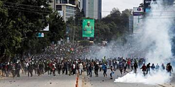 Kenya: Protesters shot, parliament on fire