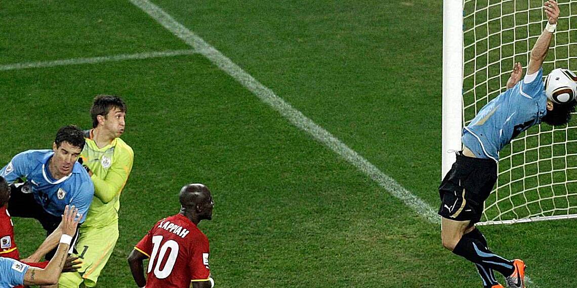 Luis Suarez announces retirement